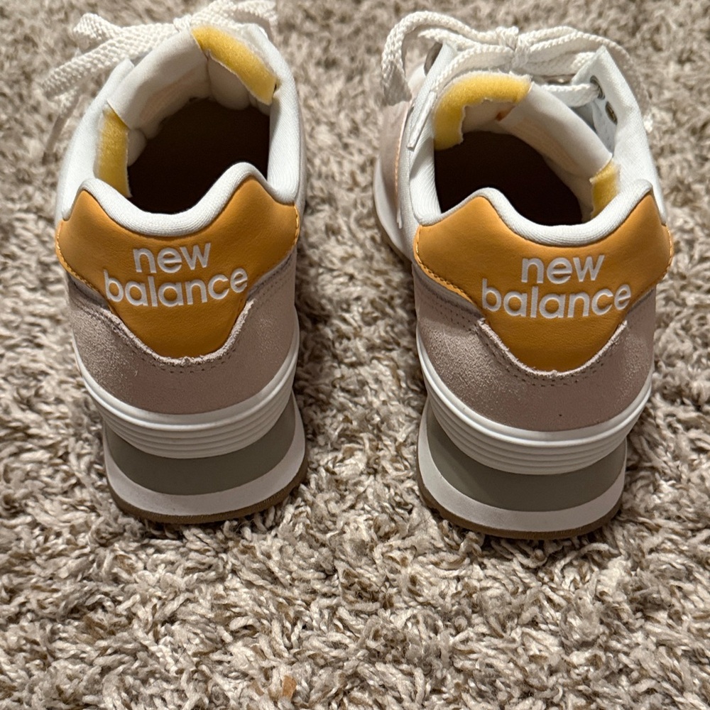 New Balance Women's Beige and White Sneakers never worn - Picture 3 of 4